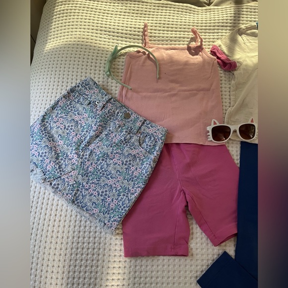 Hanna Andersson || 5T Girls Bundle Shorts, Shirts, Leggings & Shoes - Picture 13 of 13